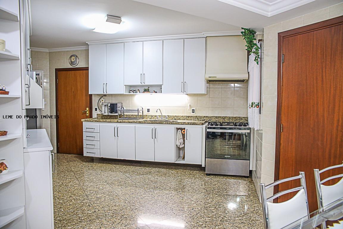 Apartamento à venda com 3 quartos, 207m² - Foto 4