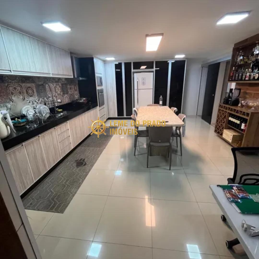 Sobrado à venda com 4 quartos, 300m² - Foto 1